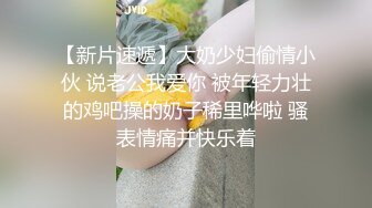 单身女性在家拿着梳子自慰解闷