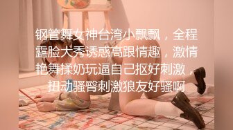 一个戴眼镜的漂亮婴儿，抽搐着吞咽着精液。