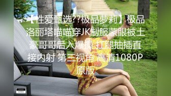 大神潜入高校女厕偷拍 粉红大T恤美女的小黑鲍