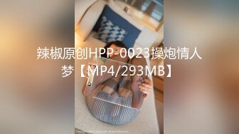 《极品CP 魔手 外购》技术型坑神巅峰厕拍！闯入大学校园女洗手间隔板缝中高清偸拍多位小姐姐方便，露脸照同步私处放尿