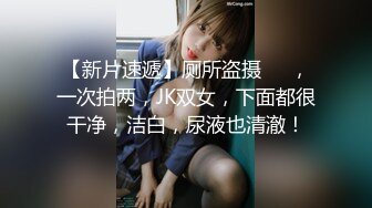 气质轻熟女少妇一个自慰，掰开逼逼展示黑蝴蝶逼给大家看看，专业撩骚很会聊天