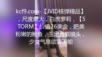 按摩店找个快餐少妇，活真不错扒下裤衩就给小哥口交活真棒，衣服都没脱主动上位抽插浪叫，被小哥压在身下爆草