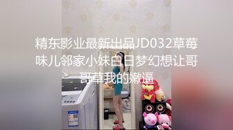 穿紧身泳衣在浴缸里游泳