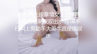 年度巨献 极品骚货美女和男友在网红打卡地打卡超级细的丁字裤根本包不住逼和菊花