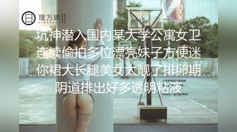 金发熟女沙发上伺候两个大鸡鸡