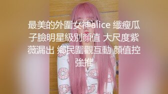    阿姨探花G奶爆乳骚熟女3P伺候，尽情揉捏大奶子，两根JB轮流舔太骚了，扛起腿爆操前后夹击