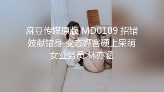 地铁抄底打电话美女