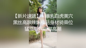 看样子估计是媳妇跟婆婆解闷