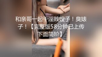 酒店情趣圆床偷拍 胖哥和女友一边玩手游一边做爱