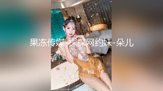 两个妹子颜值和身材都在中上等的级别俩漂亮妹子一个躺着干她