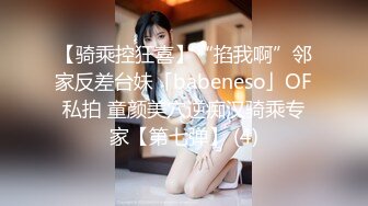 【抖音闪现】不经意的走光，小少妇家中练习倒立，不小心露奶，慌忙中害怕被封