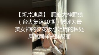 年轻小骚妹子无毛骚逼很是性感，露脸被大哥玩弄香蕉插进无毛骚逼看着很刺激，各种抽插爆草玩弄呻吟可射