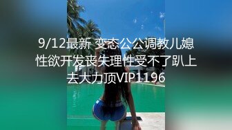 黑衣少妇特写大屌插嘴，抹上润滑油抬腿抽插，招牌动作侧入抱起来猛操