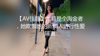  眼镜妹子吃着黑鸡打着电话 你先给您妈看一下 认为不错 好的 我先给我妈看一下