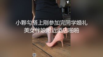 淫荡欲女小娇娃情趣黑丝露脸激情大秀，跟狼友互动撩骚听指挥，自己玩弄三个道具好刺激，肛塞小绿棒刺激阴蒂