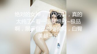  完美御姐气质风骚颜值又高，做爱很主动给大哥交大鸡巴，床上被大哥草着跟狼友互动撩骚