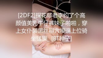 熟女阿姨 啊啊 我操 阿姨素面朝天被爆菊花 自己抠着大骚逼 满脸绯红娇 发自内心的呻吟太有个性