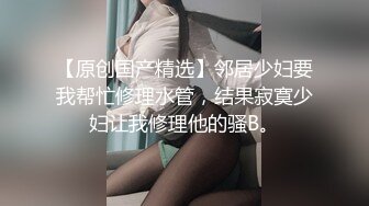 肉肉的小美女，全程露脸真空黑衬衣丁字裤诱惑，在狼友的金钱攻势下脱光光，揉奶玩逼特写展示，粉嫩多汁刺激