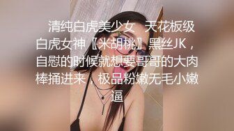 厕所偷窥短裙蘑菇头眼镜美女嘘嘘