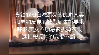 青春活力的小妹妹又發情了，癮來了直接在鏡頭前和狼友互動發騷，小騷逼和菊花都很粉嫩。