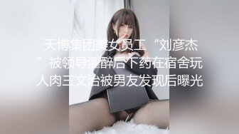  高颜值美女 穿着白色婚纱被摄影师拍完直接就地啪啪 真是人美逼遭罪