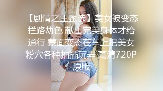 身材不错的小少妇，在家一个人发骚，开档丝袜露脸坐插假鸡巴，面对镜头给狼友看