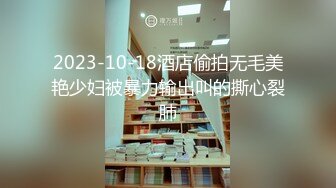 中年夫妻看着电视在客厅沙发大战一番骚妻