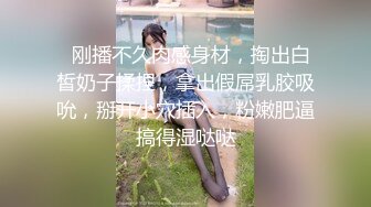 【新片速遞】 某收费论坛流出小哥潜入工厂宿舍女厕手持俯视偷拍女同事尿尿1080P高清无水印版