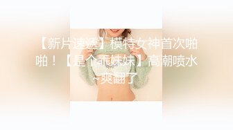 性感小美女全程露脸发骚，撸着大鸡巴口交，衣服都没脱完就直接坐在小哥身上抽插，边草边脱无套抽插射了好多