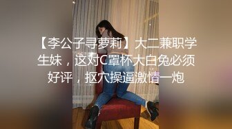 山西运城邀请单男一起干老婆的骚逼，老婆穿上性感的连体黑丝袜，一前一后堵住骚妻的骚穴 真是骚极了！