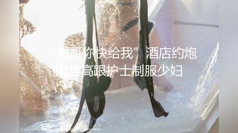 熟女少妇勾引大金链子男人回家肏逼，丝袜都给撕破，连手带扣骚逼，叫声骚骚的，干涸的阴洞终于有屌插入了！