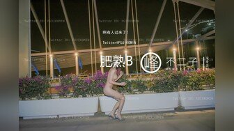 户外少妇勾引路人：怕什么呀帅哥，有人更刺激，他们看到了邀请一起来操我