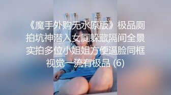 一个奴隶被主人吊起来,用鞭子抽背和屁股,奴隶疼的直哆嗦