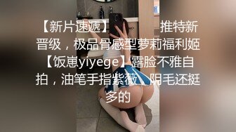 监控偷拍女儿都上大学了,在爸爸面前还不注意形象,天气再热吃饭也不能把衣服都脱了啊