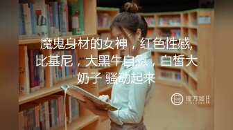  女仆装美腿极品肥臀网红骚女，跪地翘起肥臀，丁字裤勒着美穴，后入大屁股颜射