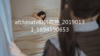 【新片速遞】 多毛肥穴新人美女主播，收费房大尺度，疯狂揉穴，手法熟练，搞的骚穴湿哒哒，假屌拿在手里撸