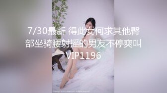 商场女厕偷拍 在里面偷偷吸烟的美女服务员