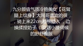 【新片速遞】  黑丝人妻露脸激情大秀啪啪，自己拿道具插逼特写展示给狼友看骚穴，让大哥压在身下无套抽插，浪叫呻吟不止