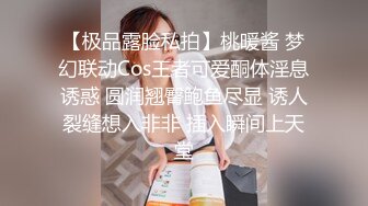 偷拍美女尿尿被发现 裤子都不提 就拿包打我 太凶了跑吧