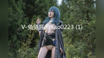 漂亮制服美女3P 身材嬌小 同時伺候三根肉棒 嘴叼逼插 被無套輸出 非常享受舒坦