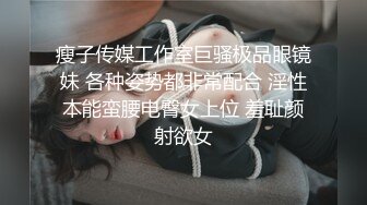 妹子脱光衣服,在街道上来回走,还好没有人不然被看光