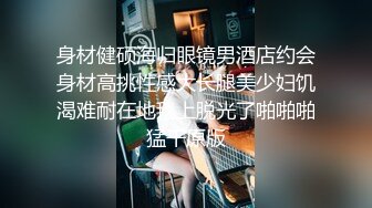 【新片速遞】 老头又来玩3P，跟小伙一起玩熟女，舔逼特写展示大屁股逼肥水多，激情上位把老头草爽了换小哥哥上后入干屁股