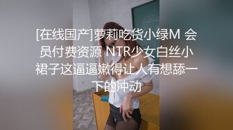 黑丝小少妇露脸跟两个小哥玩3P，让小哥调教听狼友指挥