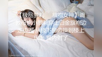 游乐场女厕偷拍 牛仔短裙美女的小肥鲍