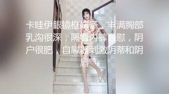 酒店情趣大圆床TP猥琐锅盖头男战斗力不够强要靠用手来满足骚女