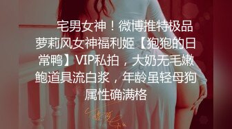 上海车展色色的摄影师各种角度 捕捉身材火爆的美女模特各种不经意间的走光 (1)